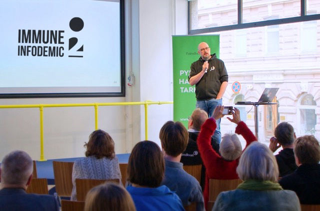 Democracy in the Age of AI: Battling Mis/disinformation through Education